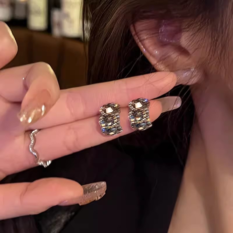 925 Silver Needle Black and white Zircon stud earrings, a unique, light luxury and high-end look. C-shaped, exquisite, simple and versatile earrings Specification drawing