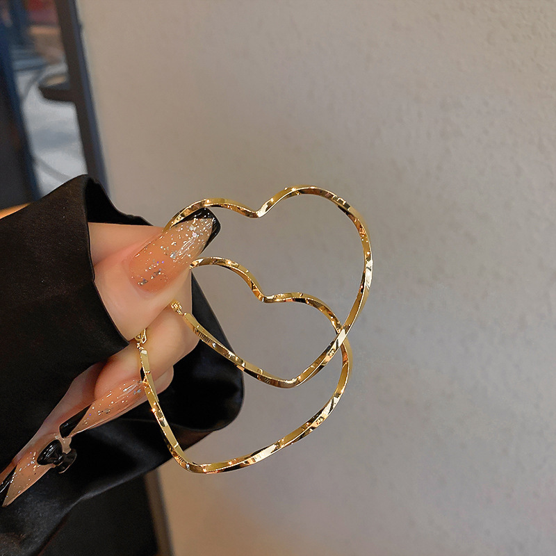s925 Silver needle European and American heart-shaped earrings, a fashionable retro metal exaggerated ear ring for women, with a cold style and a unique personality full figure