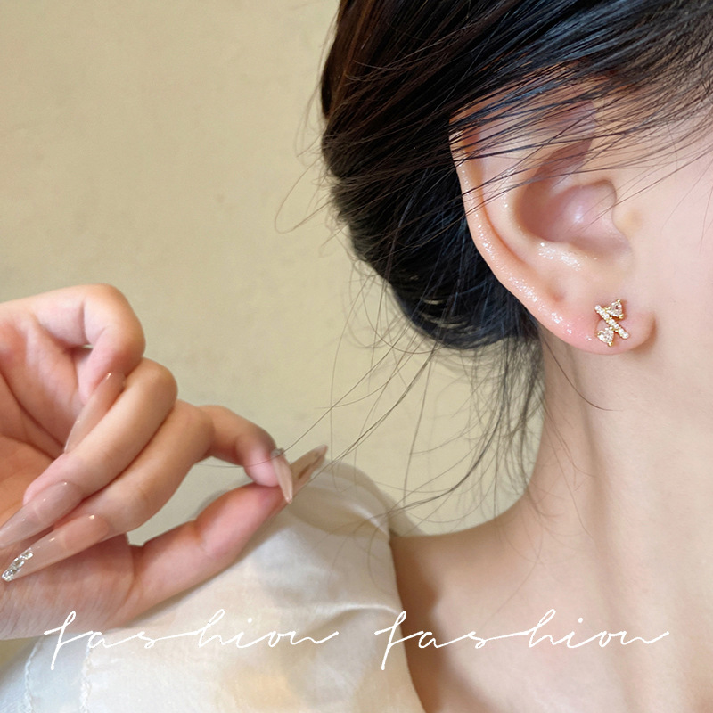 Exquisite and small cross-shaped heart stud earrings 925 silver needle, high-end, light luxury and simple earrings, female Internet celebrity style earrings Specification drawing