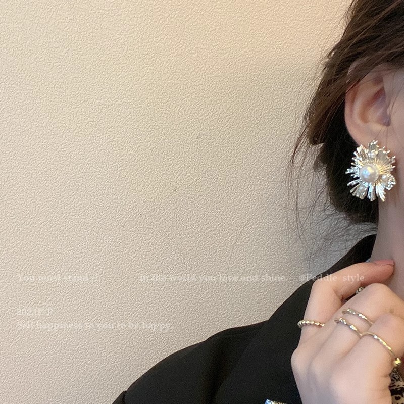 Sunflower pearl stud earrings with a light luxury and high-end feel, unique and exaggerated earrings, European and American style, niche design sense earrings for women Application Scenario