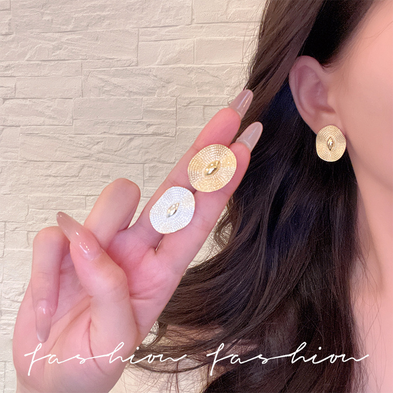 Irregular retro oval stud earrings, versatile and elegant, light luxury earrings, women's high-end, metal cold style, niche earrings details Picture