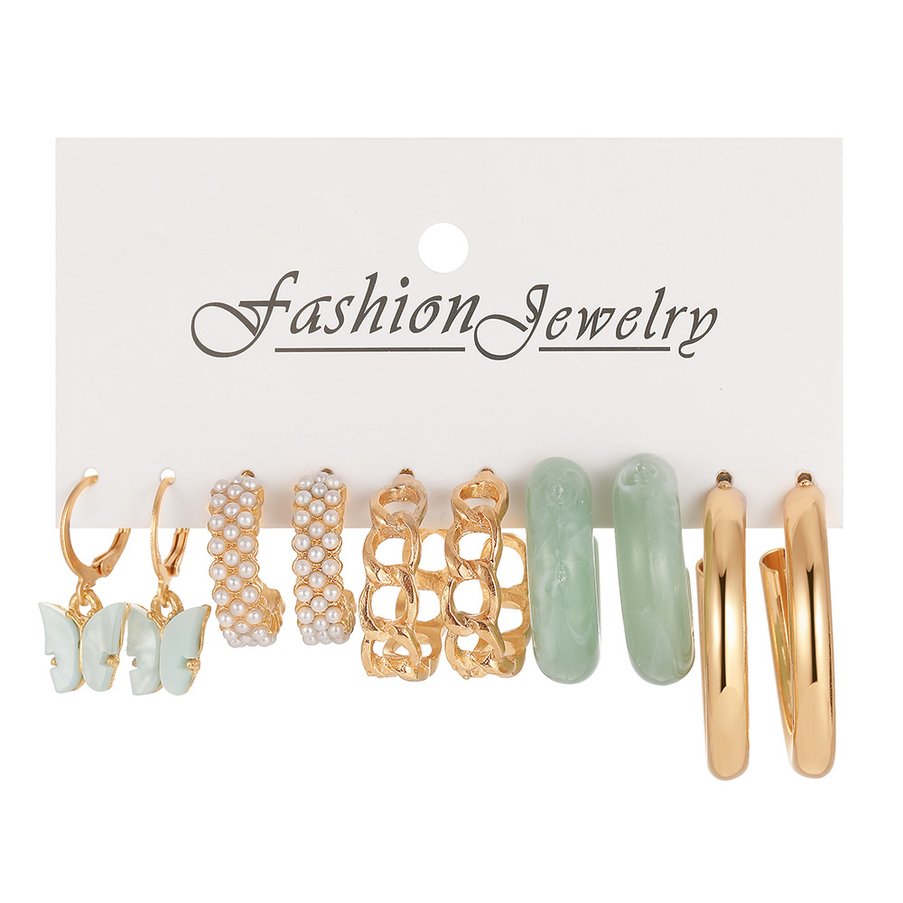 Cross-border new niche design earrings - acrylic butterfly imitation pearl earrings wholesale, European and American metal chain earrings Application Scenario