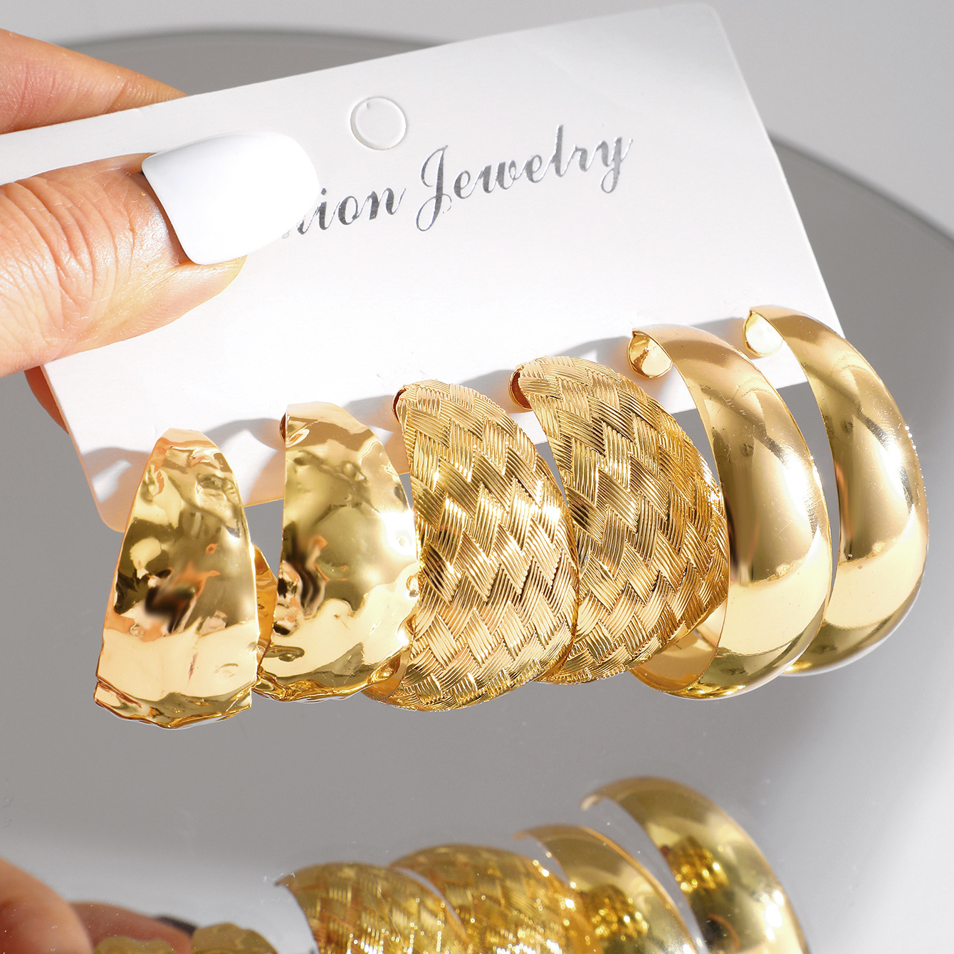 A new set of 3-piece creative retro C-shaped metal earrings with a unique and exaggerated gold personality from Europe and America Specification drawing