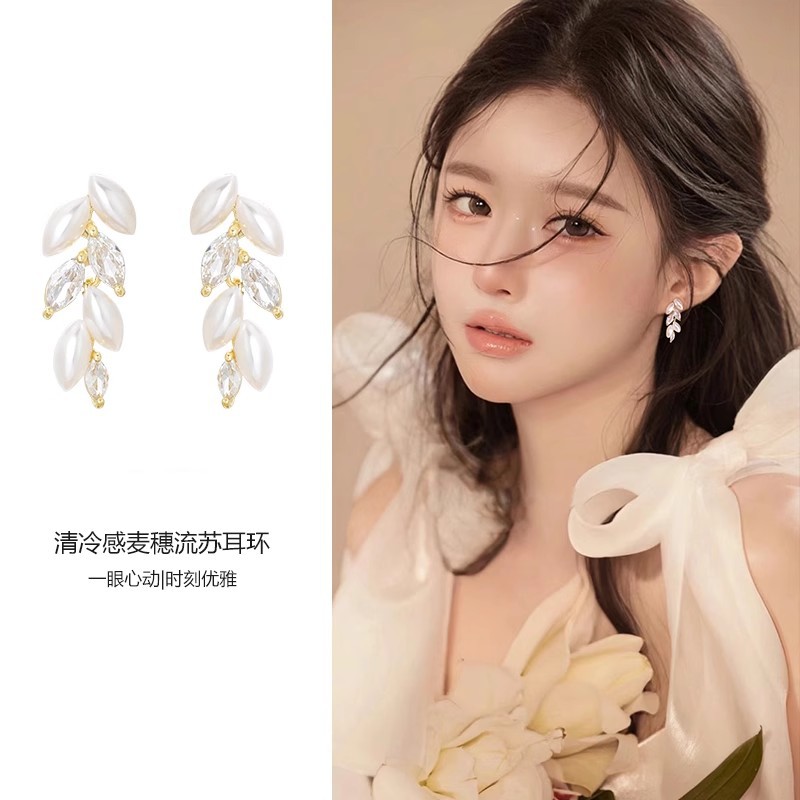 The light luxury and high-end leaf tassel stud earrings are a bestseller for women. The zircon pearl is exquisite and niche, with a unique and versatile design full figure