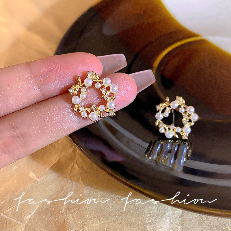 s925 Silver Needle Pearl Flower Stud Earrings for Women's autumn Niche design, high-end and light luxury earrings, retro style earrings full figure