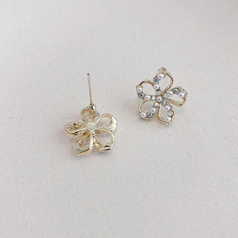 S925 silver needle pearl stud earrings, with a simple and cold style, exude a refreshing summer vibe. They are delicate and small, creating a French trend among Internet celebrities Application Scenario