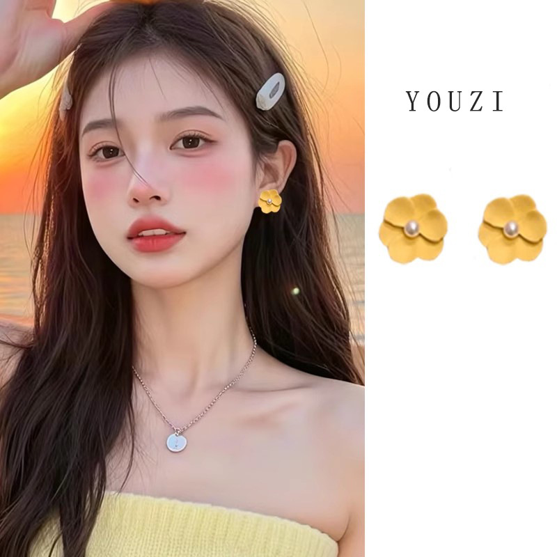French retro flower pearl stud earrings are fashionable, elegant, versatile, and exude a sense of light luxury and sophistication. They are perfect for beach vacations and are ideal for women full figure
