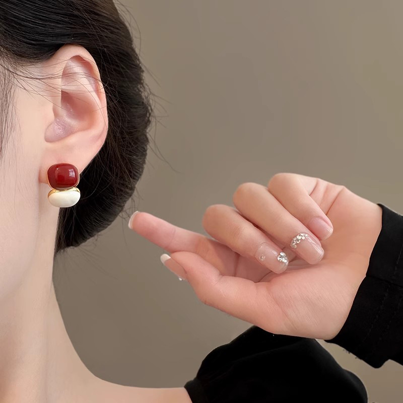 Retro Encore red patchwork round stud earrings, simple and fashionable style earrings, autumn and winter niche design sense earrings full figure