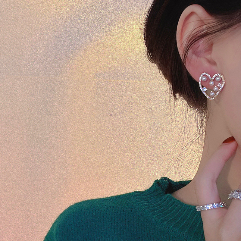Wholesale of new autumn and winter heart-shaped hollowed-out pearl stud earrings for women, featuring a niche design sense, light luxury, individuality and versatility Application Scenario