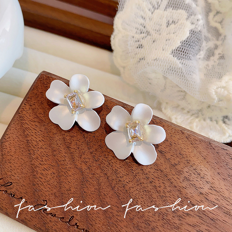 Simple white flower zircon stud earrings for women 2025 new style, versatile and elegant, niche design, high-end earrings Application Scenario
