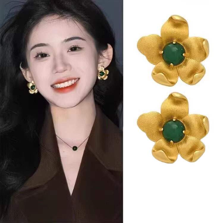 Super fairy-like French rose earrings for women, with a light luxury and high-end feel. Unique flower stud earrings, niche design, versatile and personalized earrings full figure