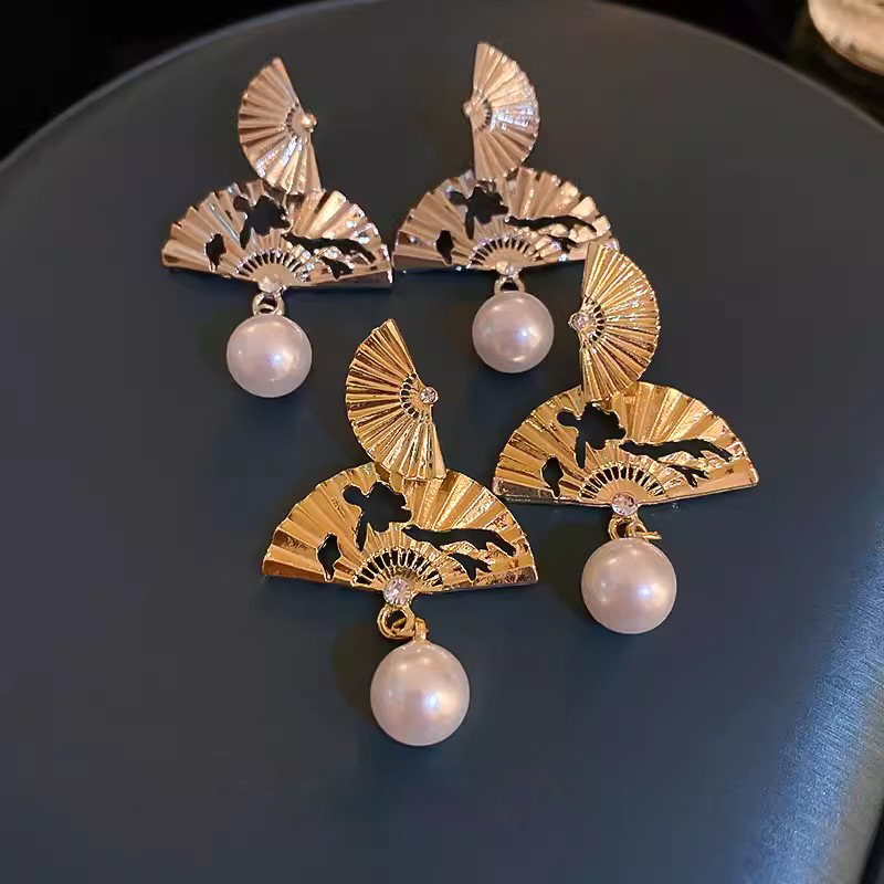 New Chinese-style golden fan pearl stud earrings for women, 2024 new best-selling high-end earrings, Chinese-style Hanfu fan-shaped earrings details Picture