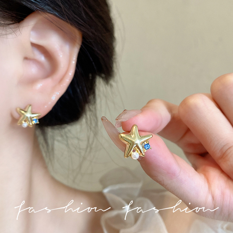 925 Silver Needle Super Fairy Star Stud Earrings, small and simple, ear piercing earrings, niche design earrings, no need to take them off for women to sleep Application Scenario