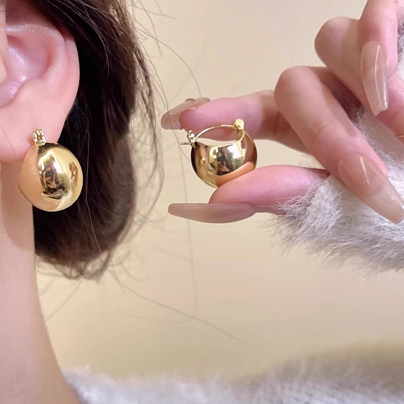 Retro Hong Kong-style metal round stud earrings for women, light luxury and fashionable style, niche design, high-end and unique earrings full figure
