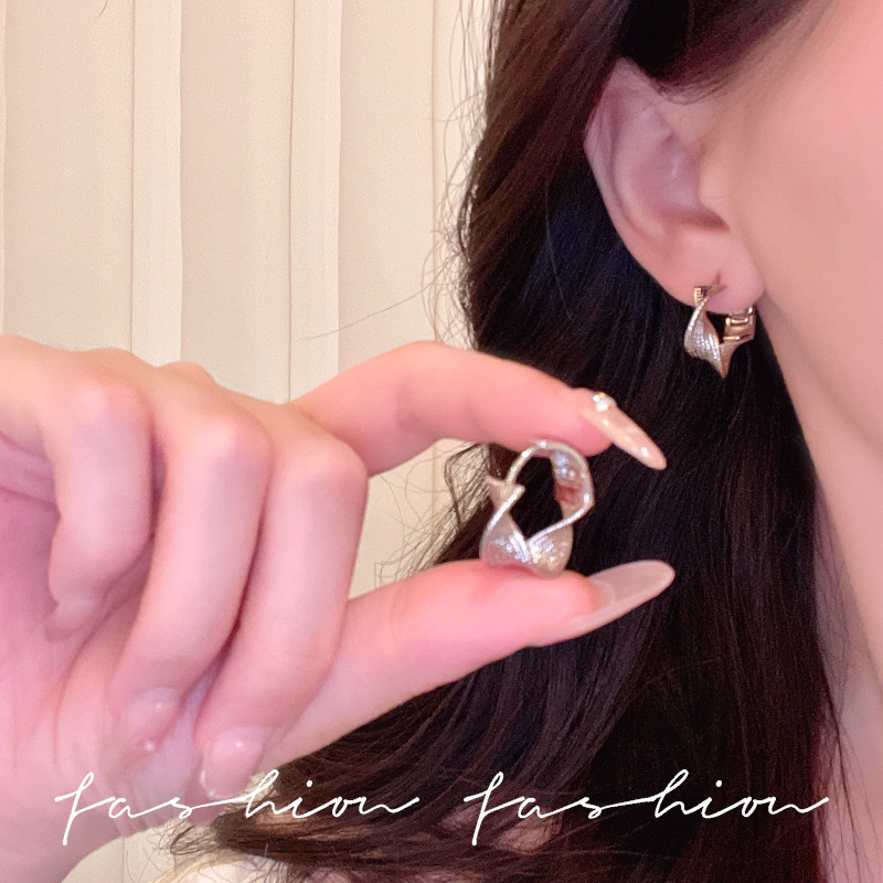 Simple and niche geometric circle twist texture earrings, metal texture ear buckles, versatile and retro earrings for women on Instagram Application Scenario