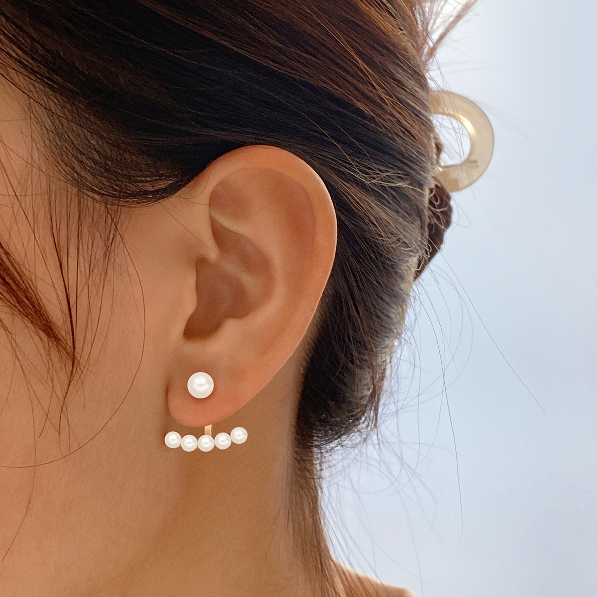Creative and elegant back-hanging imitation pearl earrings, women's Instagram niche design, French retro pearl stud wholesale full figure