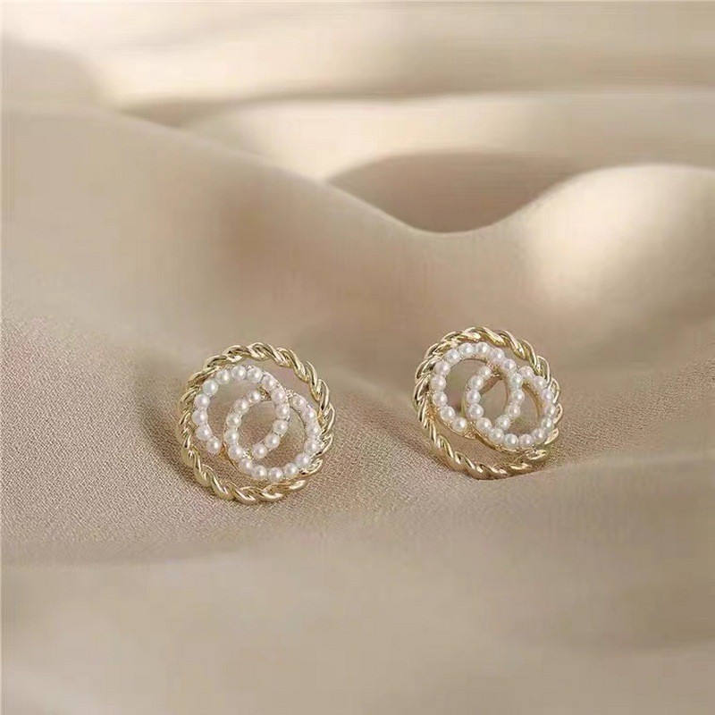S925 silver needle simple small pearl circle ear stud earrings, versatile, elegant and with a niche design sense full figure