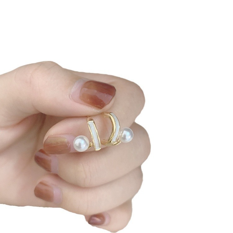 Natural mother-of-pearl stud earrings with a sense of design, feminine charm, versatile and trendy, small ear rings, niche and exquisite oil-dropping earrings Item Picture