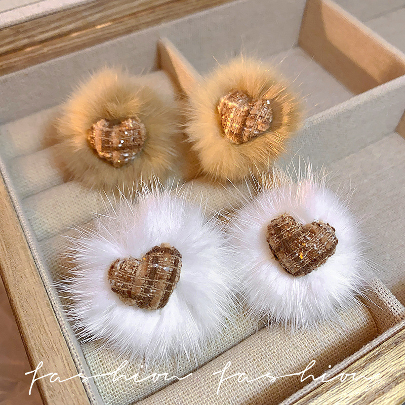 Silver needle retro autumn and winter atmosphere, plush heart-shaped earrings, women's light luxury and high-end feel, exquisite stud earrings, high-end feel earrings full figure