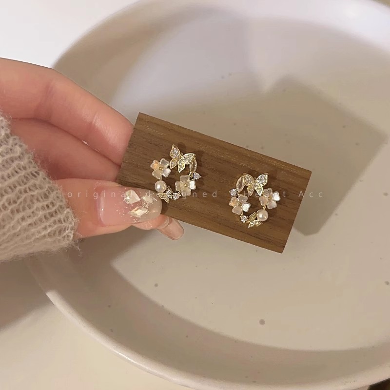Gentle butterfly flower stud earrings for women, with a unique, light luxury and high-end feel. Niche design, fashionable and versatile, elegant earrings Application Scenario