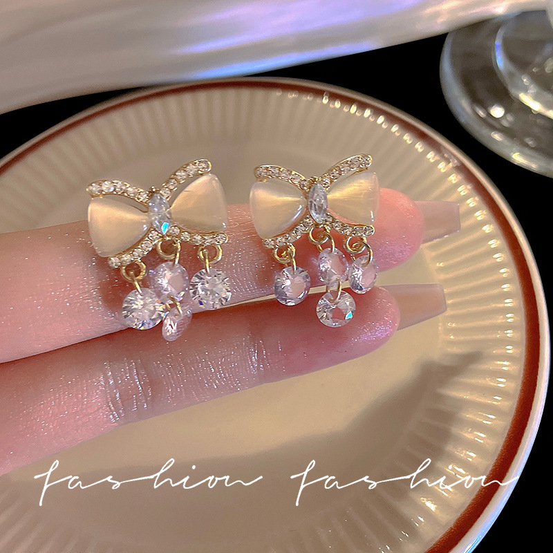 Cat's eye stone bow stud earrings, crystal tassel earrings, niche design sense, high-end earrings, light luxury and elegant earrings for women Specification drawing