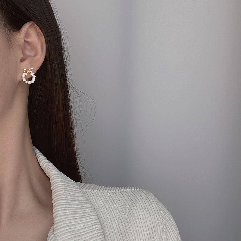 Korean Internet celebrity style, small bow stud earrings, female design sense, diamond-encrusted circle earrings S925 silver needle earrings details Picture