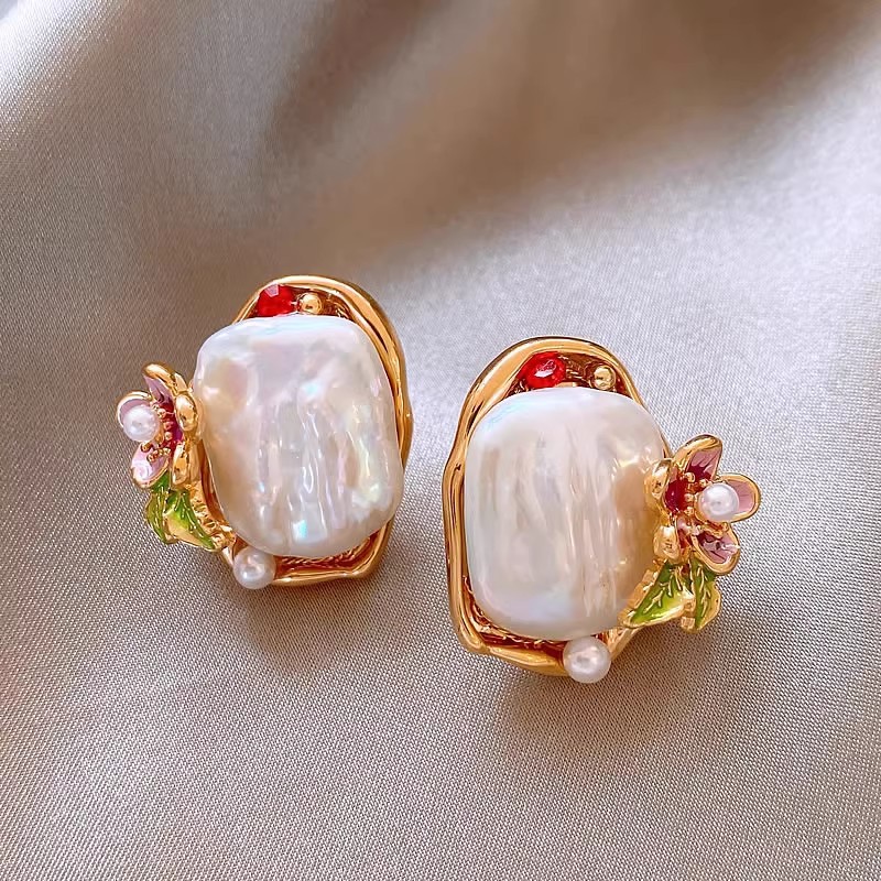 Irregular Baroque pearl stud earrings for women, light luxury, elegant and grand, fashionable, retro and high-end, unique earrings Specification drawing