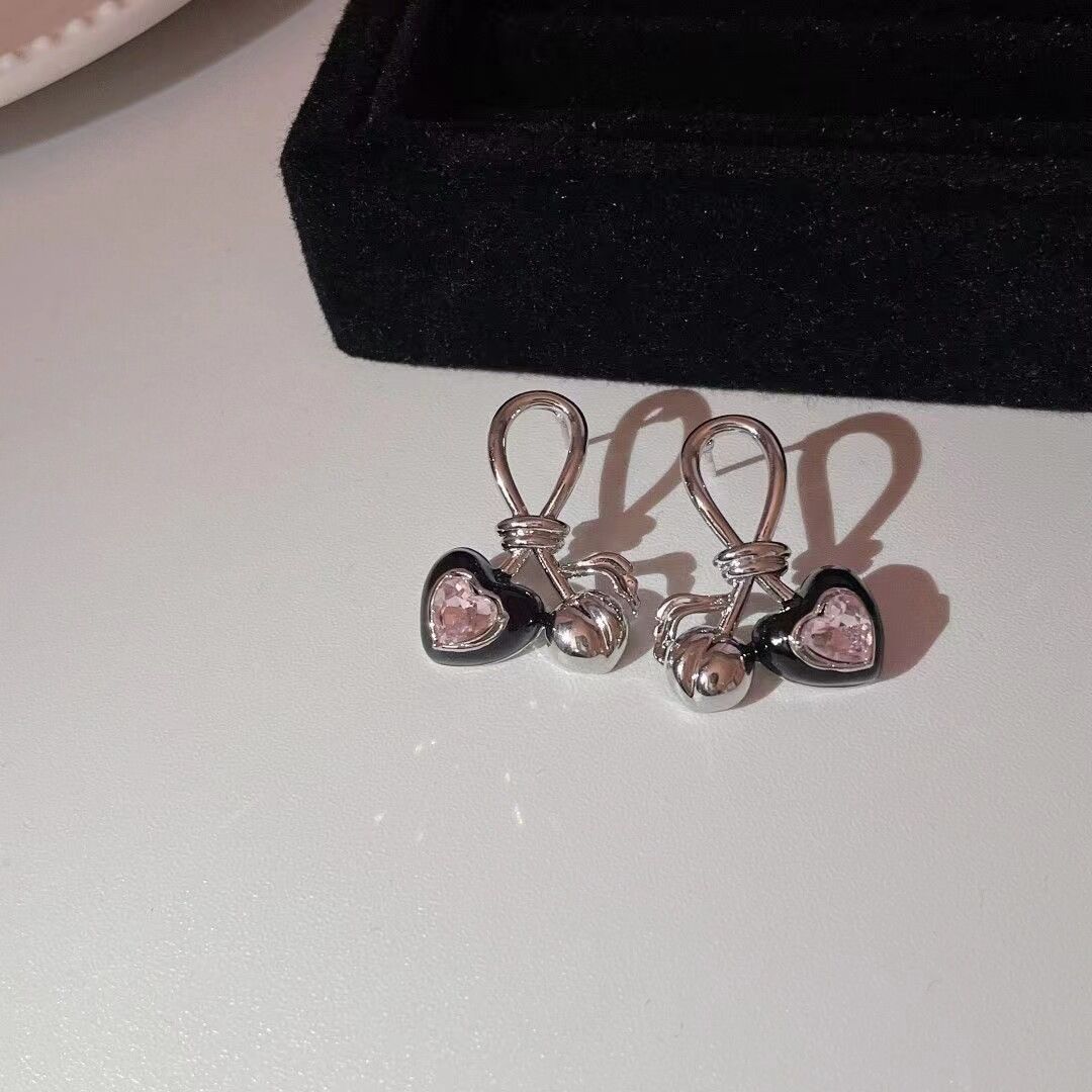 The new sweet cherry earrings exude a girlish charm, with a unique and sweet style. The stud earrings feature a French design and a heart-shaped look, making them the same as the popular online earrings details Picture