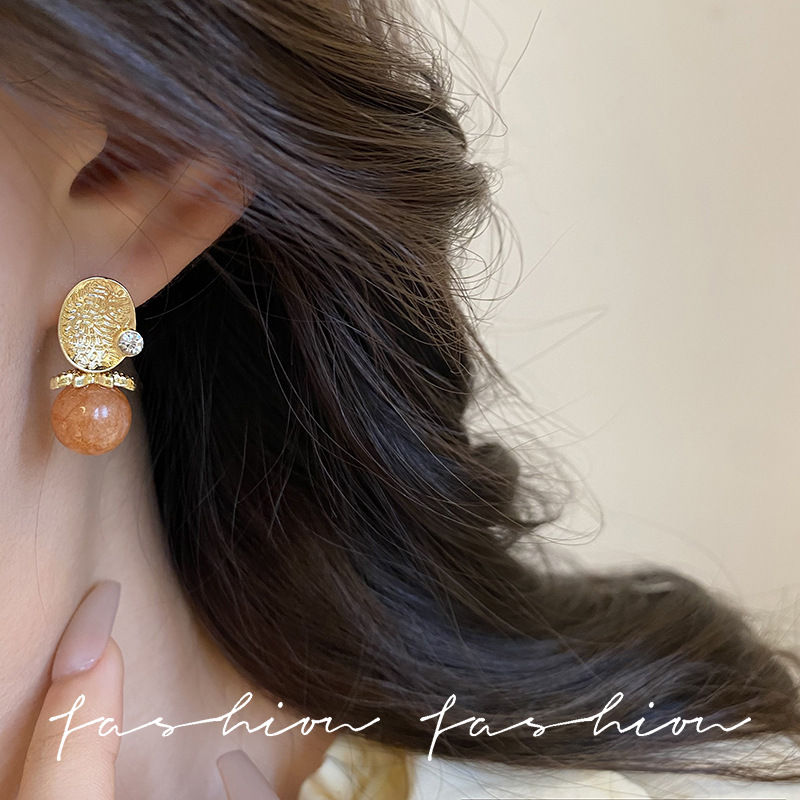 Unique and irregular-shaped metal stud earrings, new 2024 trendy and niche design sense, high-end light luxury and fashionable earrings for women Application Scenario