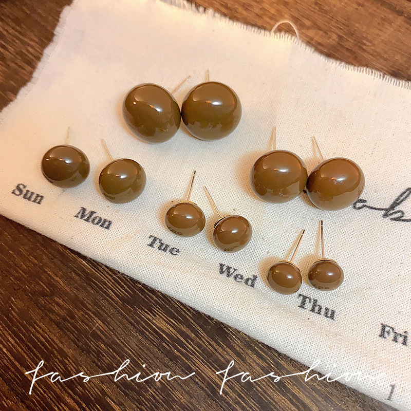 High-end and elegant steamed bun stud earrings for women, simple and versatile earrings, trendy and retro autumn and winter earrings wholesale full figure