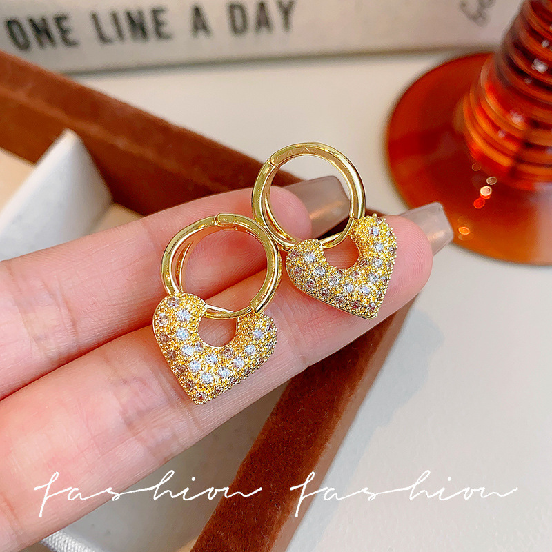Exquisite and compact, fully diamond-encrusted heart-shaped ear buckles, with a light luxury and niche design sense, fashionable and versatile earrings. Two pairs, a stylish and elegant ear accessory full figure