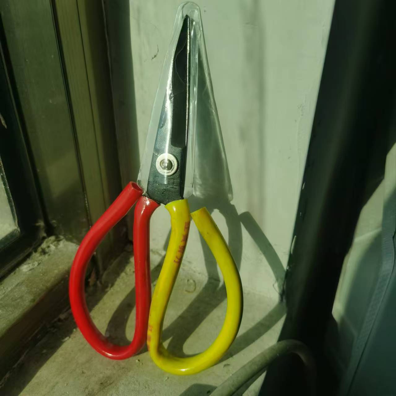 Large scissors, household red and yellow handle scissors, genuine stainless steel kitchen scissors from Yongdeli, large carbon steel leather scissors details Picture