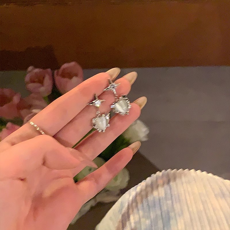 New 2024 heart-shaped star stud earrings, gentle cat's eye stone, light luxury, niche and high-end commuter earrings for women wholesale full figure
