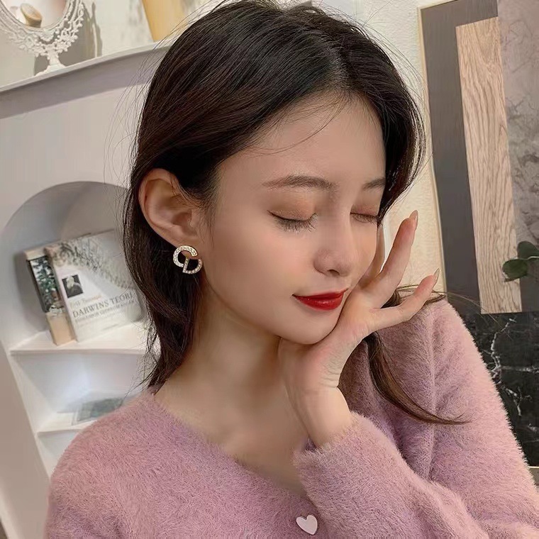 S925 Silver needle Korean pearl CD letter-hanging style, simple and elegant, versatile, star-style personalized stud earrings Specification drawing