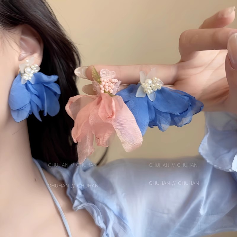 Korean-style white flower pearl earrings for women, a light luxury and high-end look, elegant earrings that make the face look fair and blue stud earrings full figure