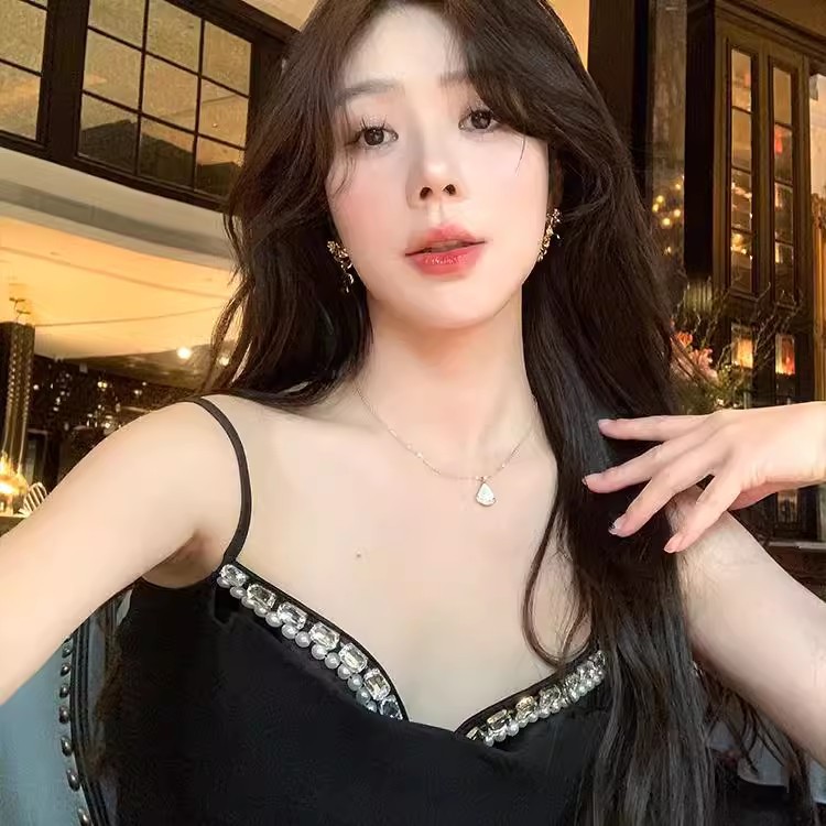 Silver needle broken leaf retro gold leaf tassel earrings, women's exaggerated and fashionable stud earrings, high-end and niche style earrings for autumn and winter Application Scenario
