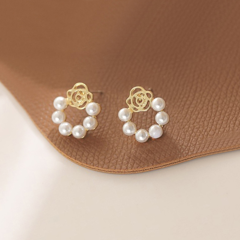 Geometric Circle S925 Silver needle, Korean flower pearl, elegant Internet celebrity girl, small, versatile and fashionable stud earrings Application Scenario