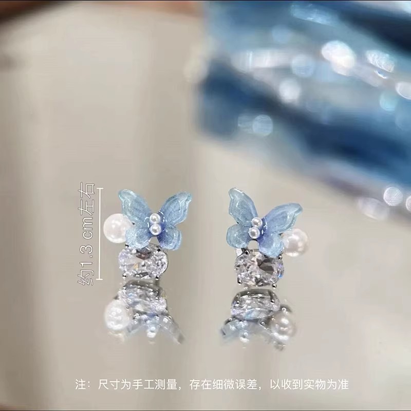 Super ethereal blue butterfly pearl stud earrings for women, French niche high-end style earrings, versatile and sweet earrings for commuting Application Scenario