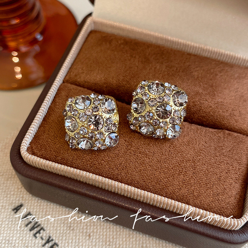 Slightly studded with zirconium square earrings, the exquisite and super dazzling stud earrings of a Korean socialite, a niche and light luxury accessory for women, with a cold style full figure