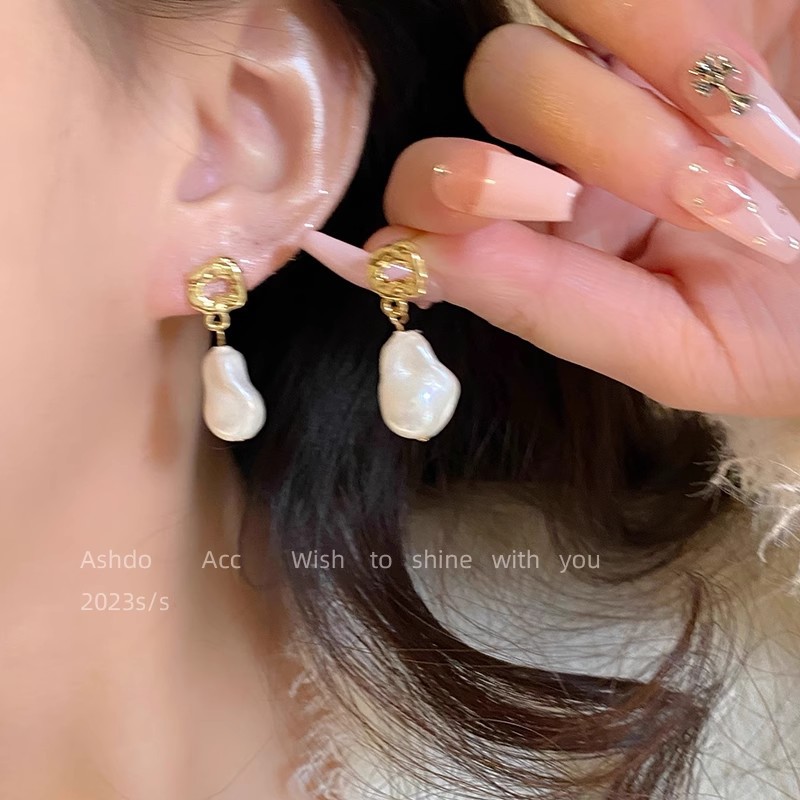French Baroque imitation pearl earrings for women, 2025 new style, high-end, light luxury stud earrings, exquisite, elegant and fashionable earrings details Picture