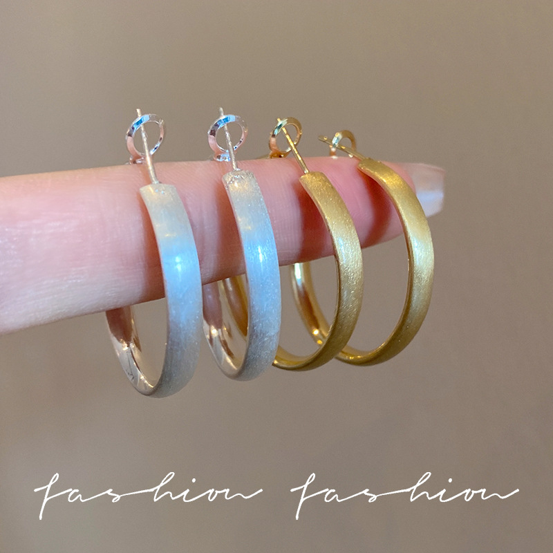 In 2025, the new and popular European and American brushed round wide-rimmed earrings exude a feminine charm with a matte finish and large ring earrings full figure