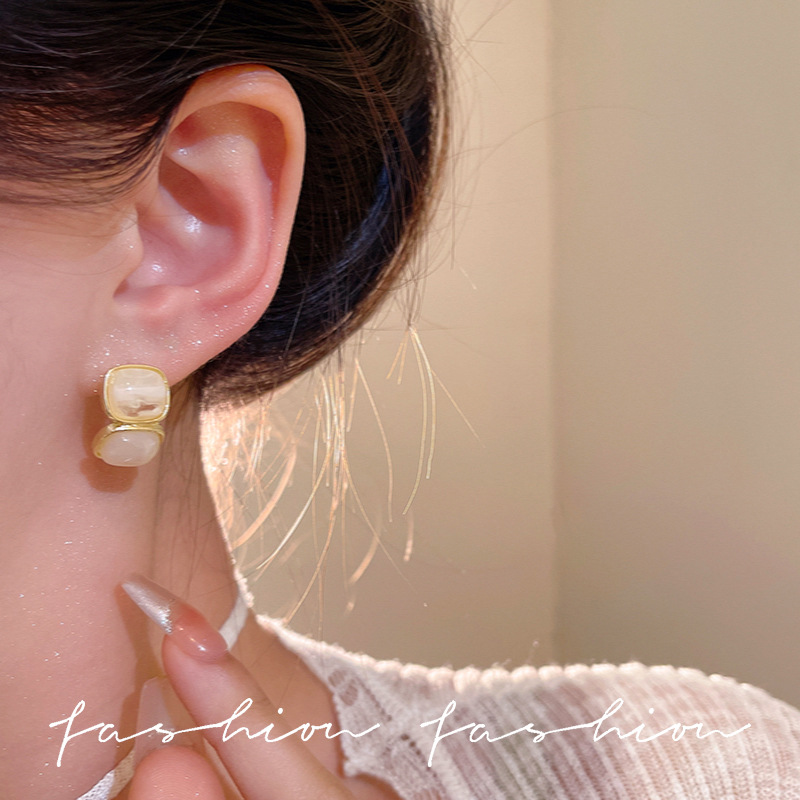 Unique earrings for women, niche design, elegant and high-end style, light luxury, French retro fashion, individual and grand stud earrings Specification drawing