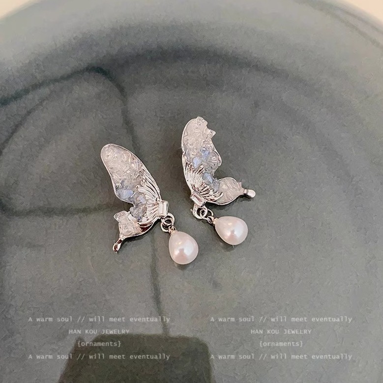 Super ethereal, butterfly pearl tassel stud earrings for women, light luxury and high-end feel, niche design, simple and unique earrings Application Scenario