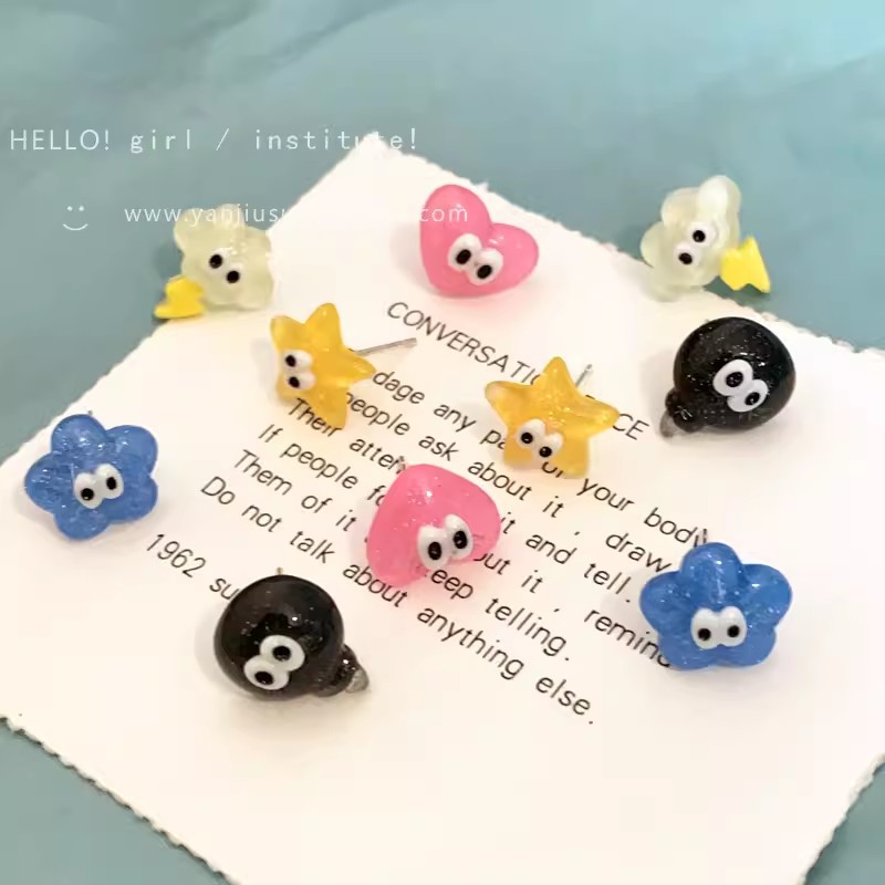 Five-piece set of flower star stud earrings for girls, cute and quirky cloud heart earrings, small, exquisite and unique design earrings Application Scenario