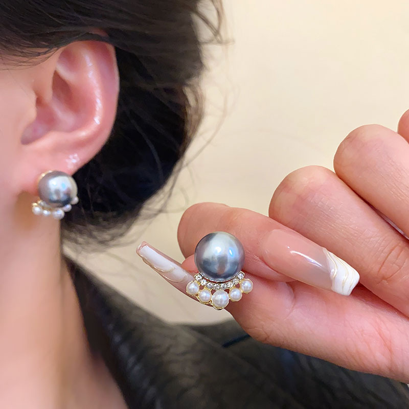 French cat paw pearl earrings for women, unique and retro stud earrings, elegant and high-end, light luxury accessories wholesale in Yiwu details Picture