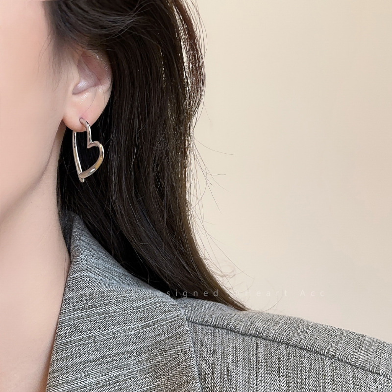 S925 Silver Needle Light Luxury heart-shaped earrings for women, simple and cold style ear rings, niche design sense, versatile earrings full figure