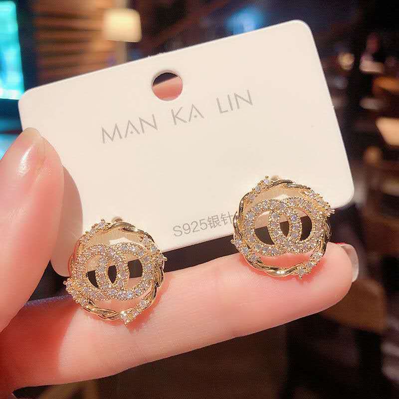S925 Silver needle double-ring diamond-encruted, minimalist and fashionable ear studs, a unique and versatile Korean earpiece that is the same as a trendy accessory for Internet celebrities full figure