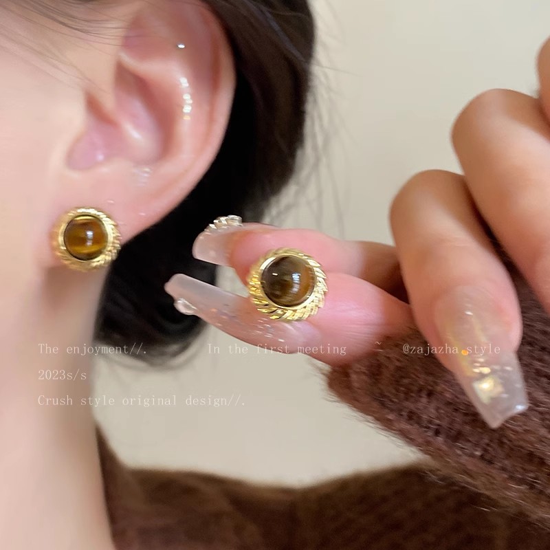 Round tiger's eye stone Maillard stud earrings for women, a retro and elegant earpiece with a unique and high-end feel for autumn and winter details Picture