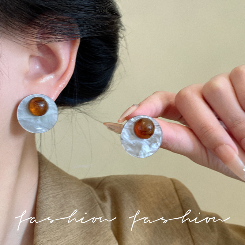 Resin-dyed brown ear studs, new Chinese style, high-end and retro style, Maillard autumn and winter texture earrings details Picture