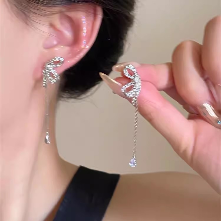 Korean-style bow, water drop tassel and diamond-encrusted earrings exude a light luxury and high-end charm, with a sweet and elegant temperament. The stud earrings are unique and versatile full figure